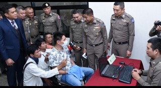 หลบหนีเข้าเมือง