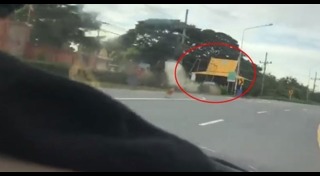 รถเก๋งแหกโค้ง