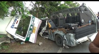 รถตู้พลิกคว่ำ