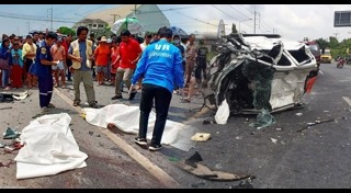 รถกระบะชนรถสิบล้อ