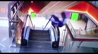 ตกบันไดเลื่อน