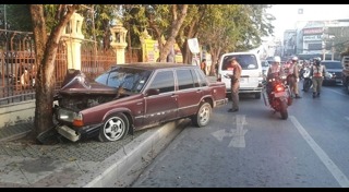 รถเก๋งแหกโค้ง