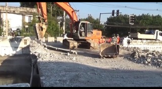 เซนติเมตร พิธีกรล้นตู้