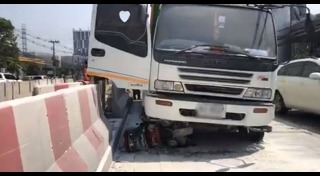 รถบรรทุกแหกด่าน