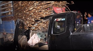 รถกระบะชนรถสิบล้อ