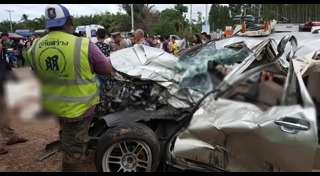 รถกระบะชนรถสิบล้อ