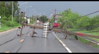 เสาไฟฟ้ากลางถนน