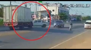 รถบรรทุกชนรถกระบะ