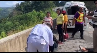 รถตู้ชนขอบกั้นทาง