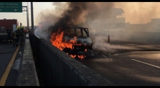 ไฟไหม้รถตู้