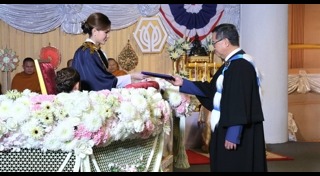 รับปริญญา